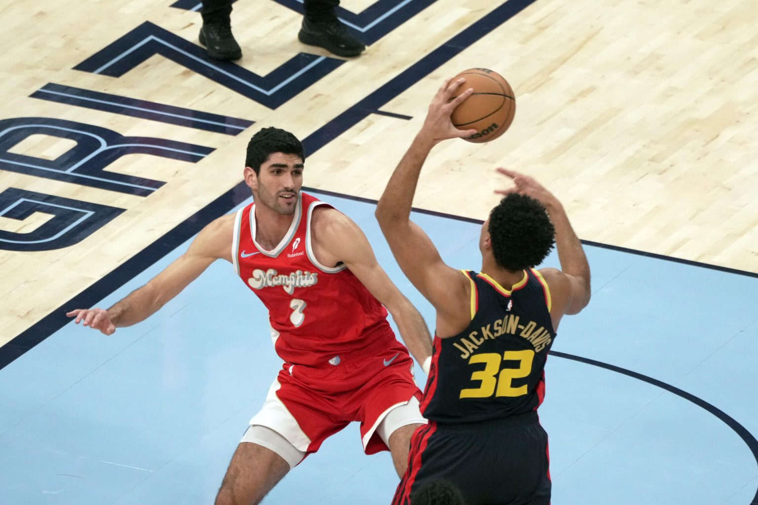 Santi Aldama (i), de los Memphis Grizzlies. defiende un lanzamiento frente a Trayce Jackson-Davis. de los Golden State Warriors. EFE/ Karen Pulfer Focht