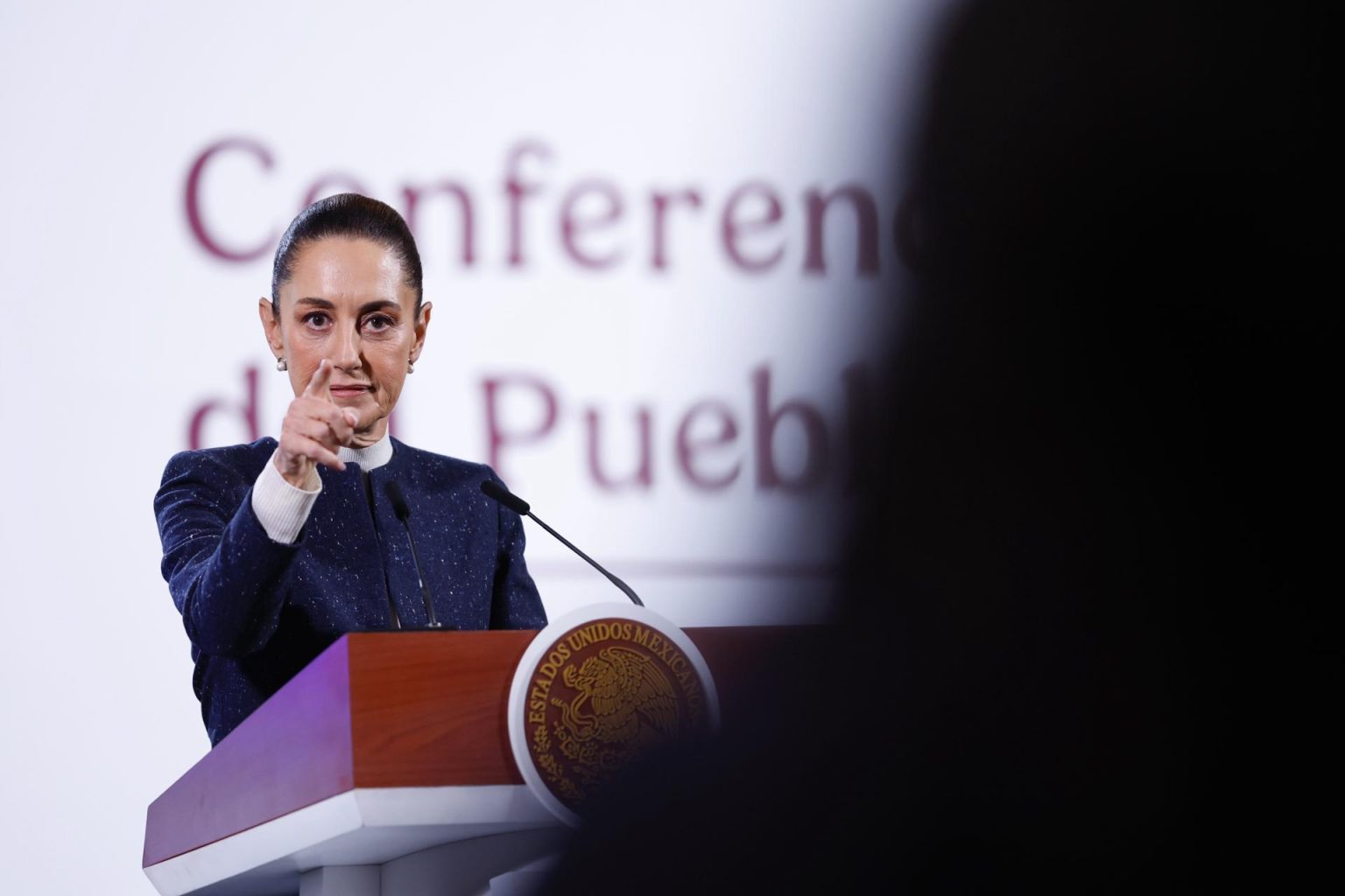 La presidenta de México, Claudia Sheinbaum, habla durante una rueda de prensa este jueves, en Palacio Nacional de la Ciudad de México (México). EFE/Sáshenka Gutiérrez