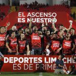 Jugadores de Deportes Limache celebran este sábado el ascenso del equipo a la primera división del fútbol chileno.EFE/ Osvaldo Villarroel