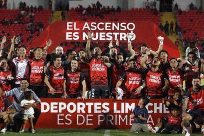 Jugadores de Deportes Limache celebran este sábado el ascenso del equipo a la primera división del fútbol chileno.EFE/ Osvaldo Villarroel