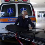 Un paramédico empuja una camilla frente a una ambulancia en la entrada del Centro Médico de Puerto Rico en San Juan (Puerto Rico). Imagen de archivo. EFE/ Thais Llorca