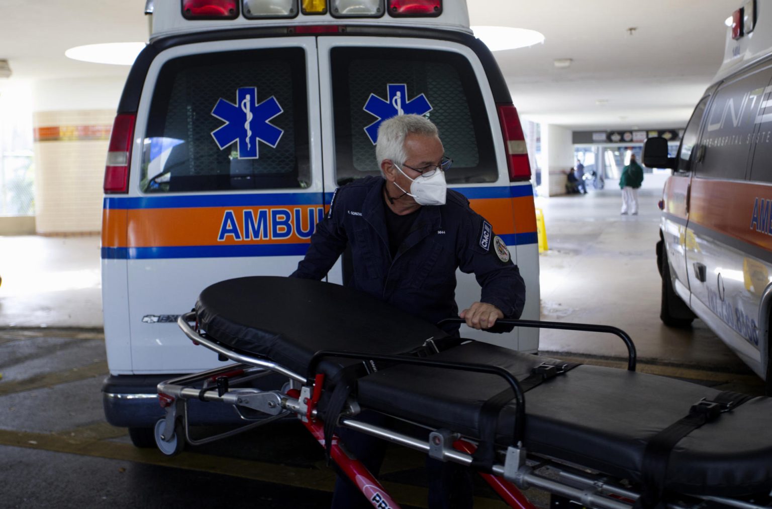 Un paramédico empuja una camilla frente a una ambulancia en la entrada del Centro Médico de Puerto Rico en San Juan (Puerto Rico). Imagen de archivo. EFE/ Thais Llorca