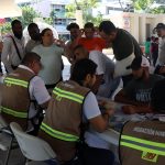 Personal del gobierno estatal, ofrecen atención a migrantes este miércoles en la ciudad de Tapachula en el estado de Chiapas (México). EFE/Juan Manuel Blanco