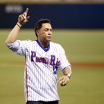 Fotografía de archivo, tomada el 3 de febrero de 2015, en la que se registró al legendario beisbolista puertorriqueño Roberto Alomar, durante un homenaje a la selección boricua que ganó la Serie del Caribe de 1995, conocida como el Dream Tea, en el estadio Hiram Bithorn de San Juan (Puerto Rico). EFE/Thais Llorca