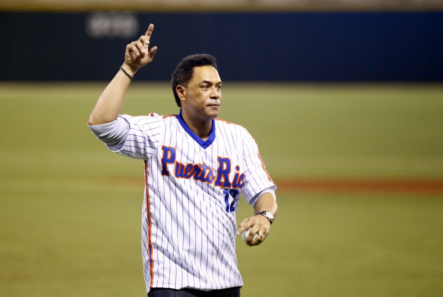 Fotografía de archivo, tomada el 3 de febrero de 2015, en la que se registró al legendario beisbolista puertorriqueño Roberto Alomar, durante un homenaje a la selección boricua que ganó la Serie del Caribe de 1995, conocida como el Dream Tea, en el estadio Hiram Bithorn de San Juan (Puerto Rico). EFE/Thais Llorca