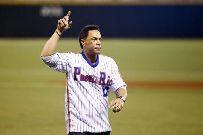 Fotografía de archivo, tomada el 3 de febrero de 2015, en la que se registró al legendario beisbolista puertorriqueño Roberto Alomar, durante un homenaje a la selección boricua que ganó la Serie del Caribe de 1995, conocida como el Dream Tea, en el estadio Hiram Bithorn de San Juan (Puerto Rico). EFE/Thais Llorca