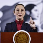 La presidenta de México, Claudia Sheinbaum, habla durante una rueda de prensa este lunes, en el Palacio Nacional de Ciudad de México (México). EFE/ Sáshenka Gutiérrez