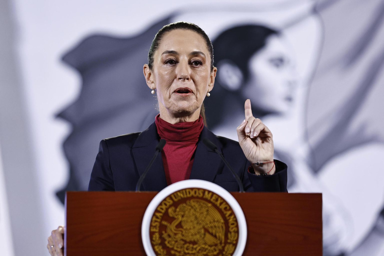 La presidenta de México, Claudia Sheinbaum, habla durante una rueda de prensa este lunes, en el Palacio Nacional de Ciudad de México (México). EFE/ Sáshenka Gutiérrez