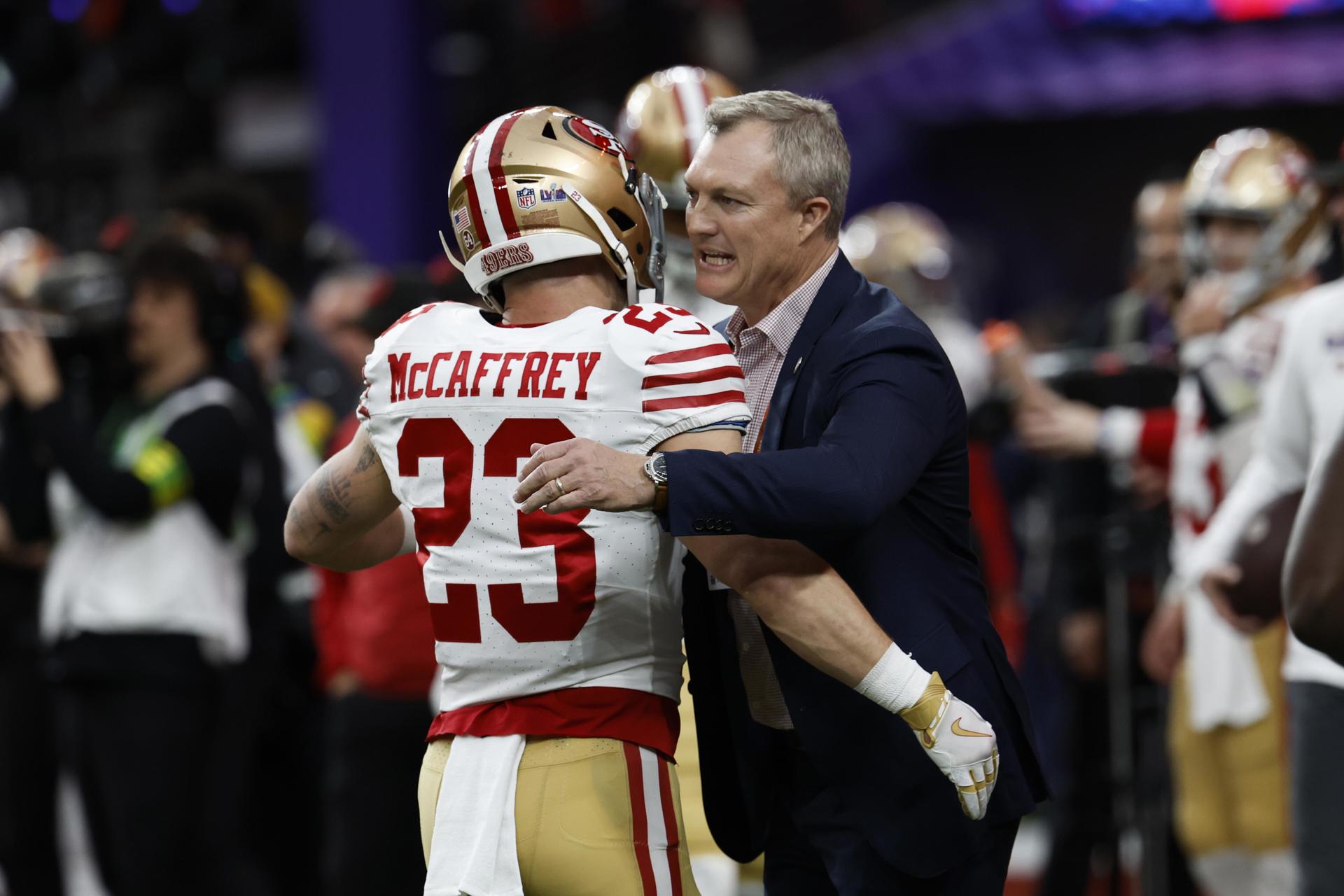 Fotografía de archivo, tomada el pasado 11 de febrero, en la que se registró al manager general de los San Francisco 49ers, John Lynch (c-d), al felicitar a su corredor Christian McCaffrey (c-i), en el estadio Allegiant de Las Vegas (Nevada, EE.UU.). EFE/John Mabanglo
