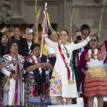 La presidenta de México, Claudia Sheinbaum, participa en la ceremonia de entrega del Bastón de Mando por parte de los representantes de los pueblos indígenas, este martes en Ciudad de México (México). Imagen de archivo. EFE/Isaac Esquivel