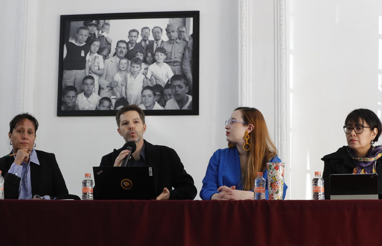 Desde la izquierda, la coordinadora de vinculación estratégica interinstitucional de la Comisión Nacional para Prevenir y Erradicar la Violencia contra las Mujeres (CONAVIM), Erika Troncoso, el oficial senior de protección de ACNUR, Daniel McGuire, la asociada senior de protección del ACNUR, Sofía Cardona y la consultora y autora deleEstudio de la Agencia de la ONU para los Refugiados (ACNUR), Verónica Martínez, participan durante una rueda de prensa este lunes, en la Ciudad de México (México). EFE/ Mario Guzmán