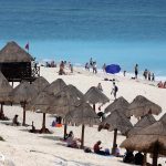 Fotografía de archivo que muestra turistas en una playa del balneario de Cancún, en Quintana Roo (México). EFE/ Alonso Cupul