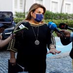 La gobernadora electa de Puerto Rico, Jenniffer González, habla con los periodistas a su llegada a La Fortaleza, sede del Ejecutivo en San Juan (Puerto Rico). EFE/ Thais Llorca