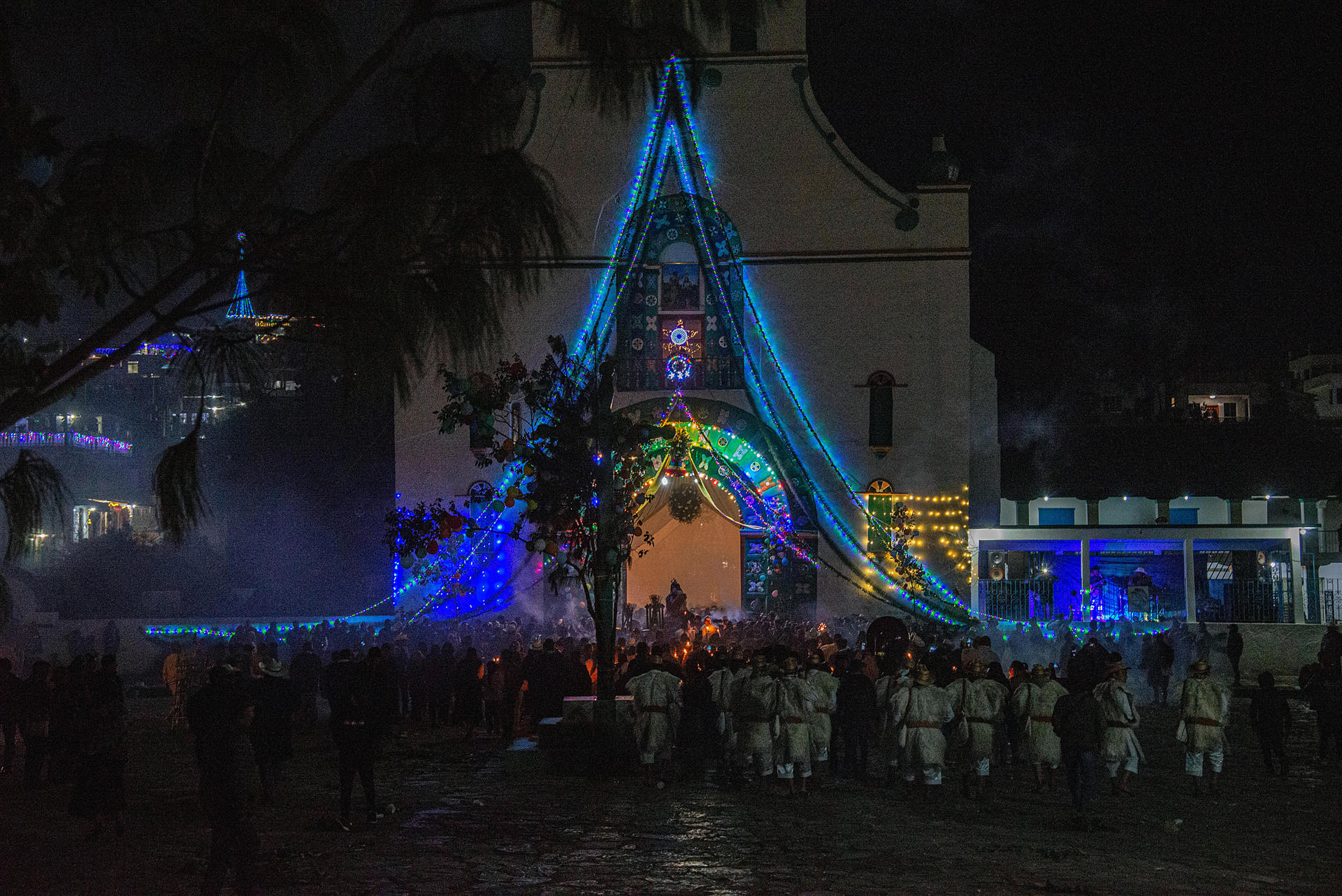 Indígenas tzotziles se preparan este martes para celebrar la navidad, en San Juan Chamula, estado de Chiapas (México). EFE/ Carlos López
