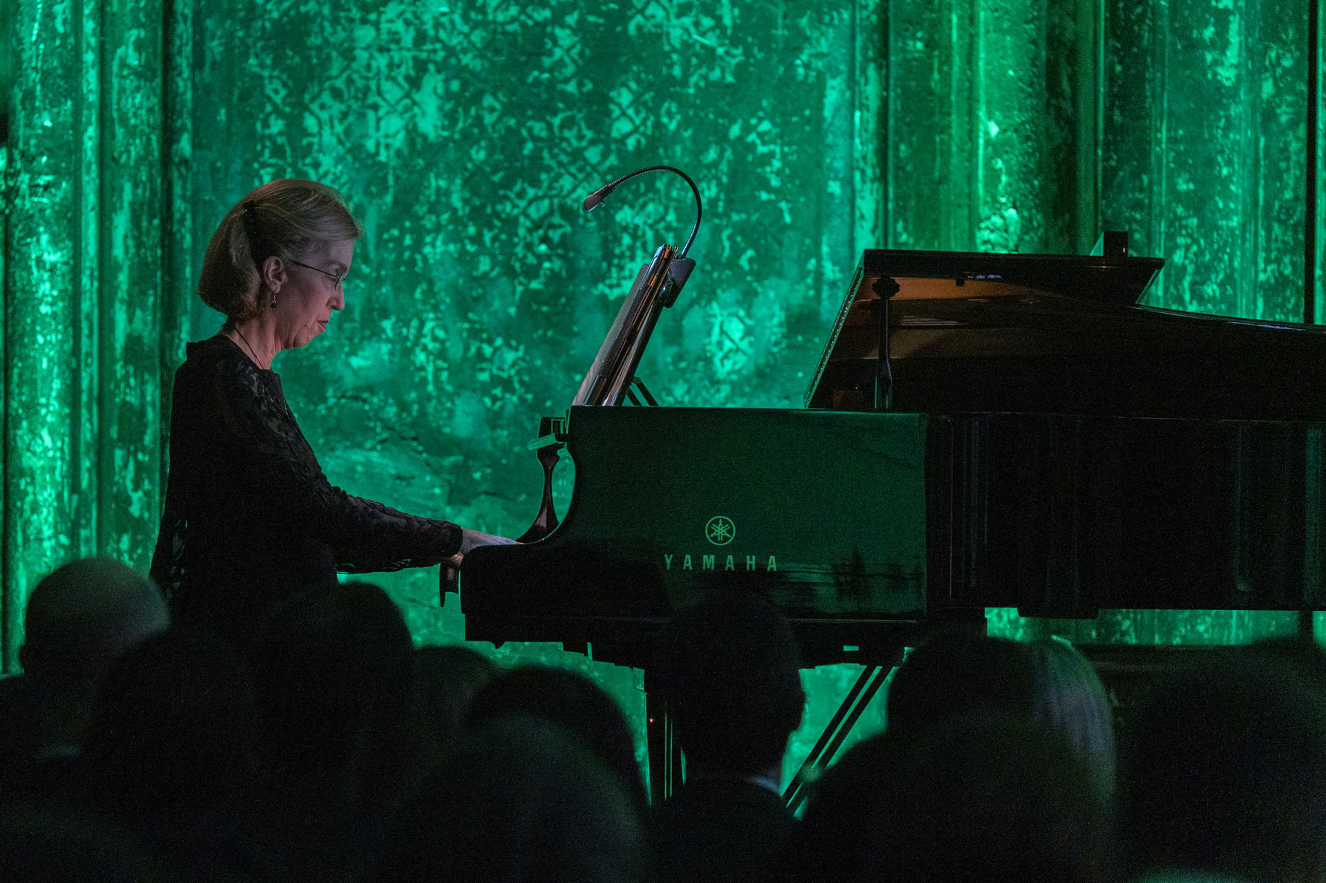 La pianista Margaret Kampmeier toca el piano durante una presentación del coro Música Viva NY, este martes en Nueva York (Estados Unidos). EFE/ Angel Colmenares
