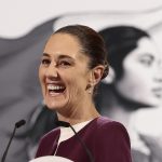 La presidenta de México, Claudia Sheinbaum, sonríe durante una conferencia de prensa este lunes, en el Palacio Nacional de la Ciudad de México (México). EFE/ José Méndez