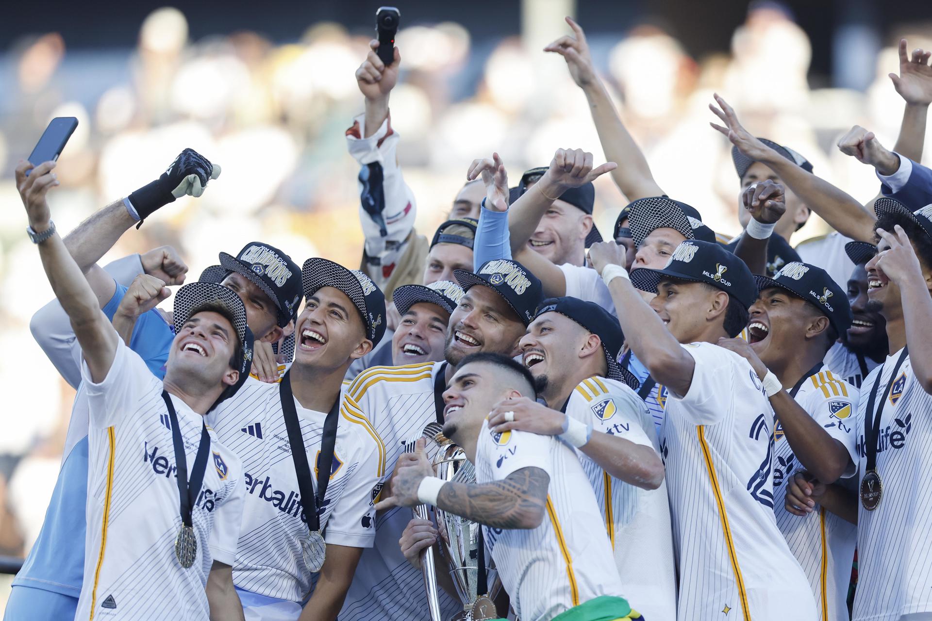 Los Angeles Galaxy conquistaron este sábado la Copa de la MLS tras derrotar por 2-1 New York Red Bulls, in Carson (California) EFE/EPA/CAROLINE BREHMAN
