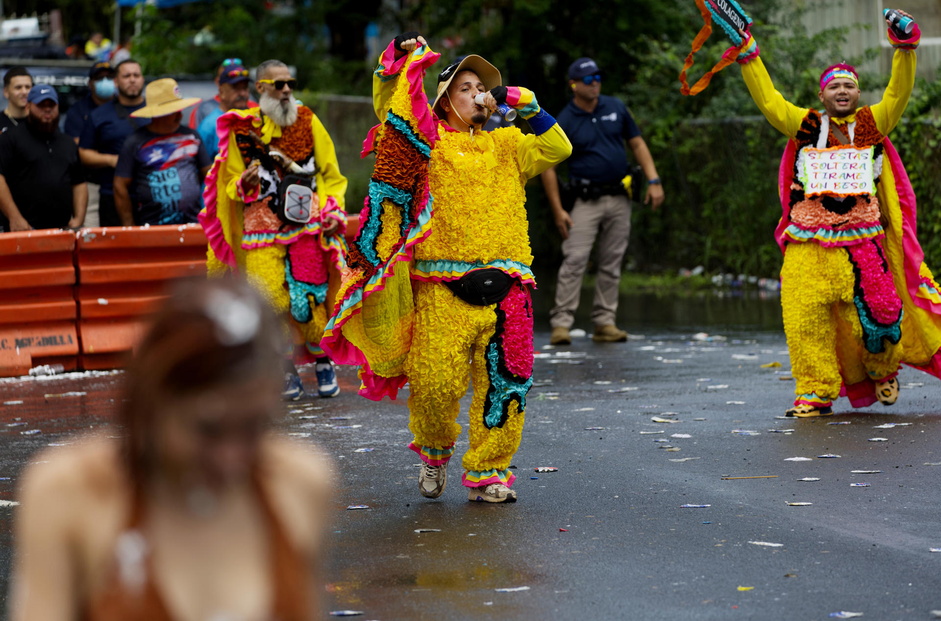 Un grupo de personas disfrazadas participan en el tradicional Festival de Las Máscaras de Hatillo este sábado, en Hatillo (Puerto Rico). EFE/ Thais Llorca
