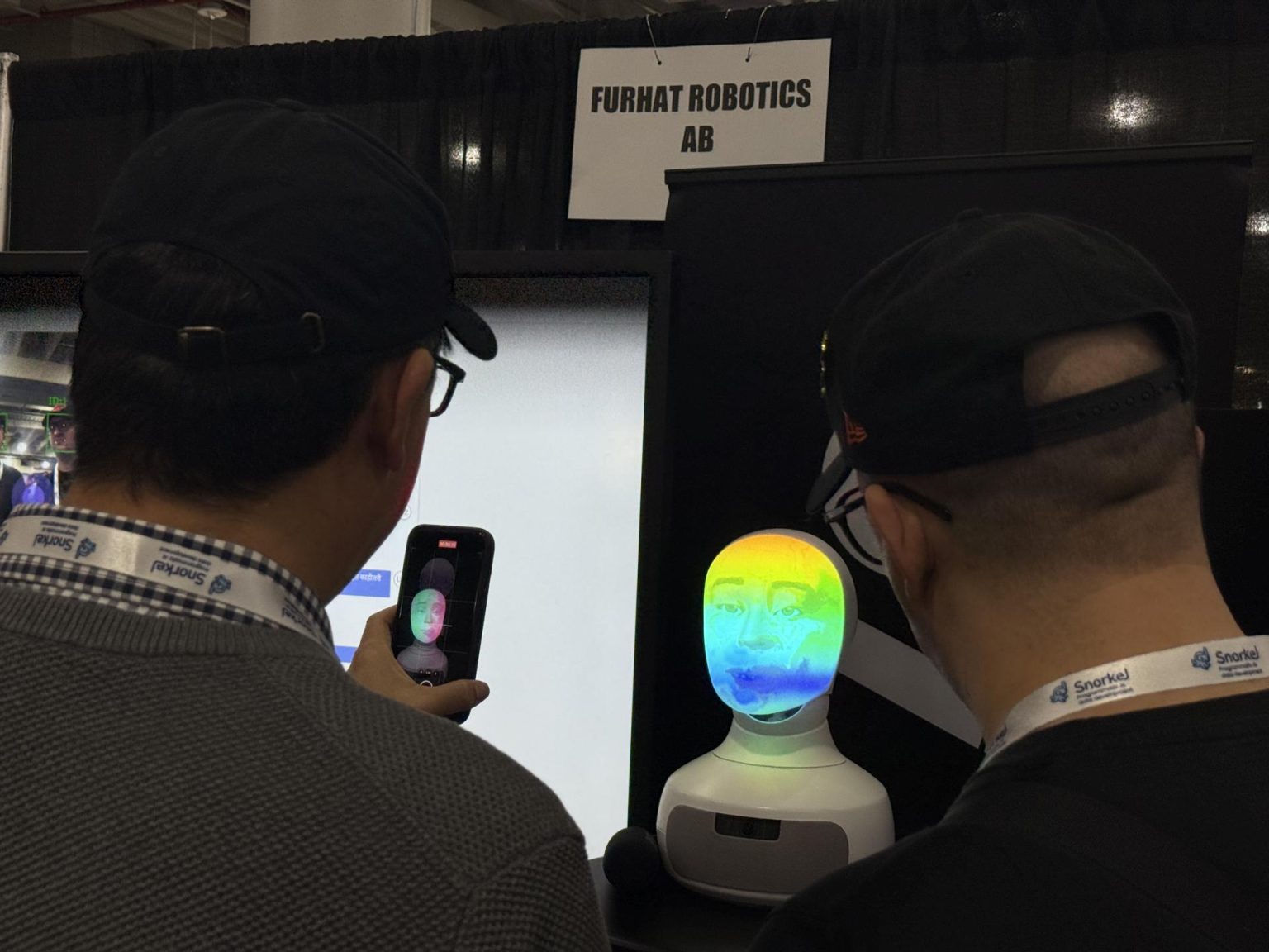 Dos personas interactúan con un robot de la Furhat Robotics este miércoles durante la novena edición de The IA Summit en Nueva York (Estados Unidos). EFE/ Sarah Yáñez-Richards