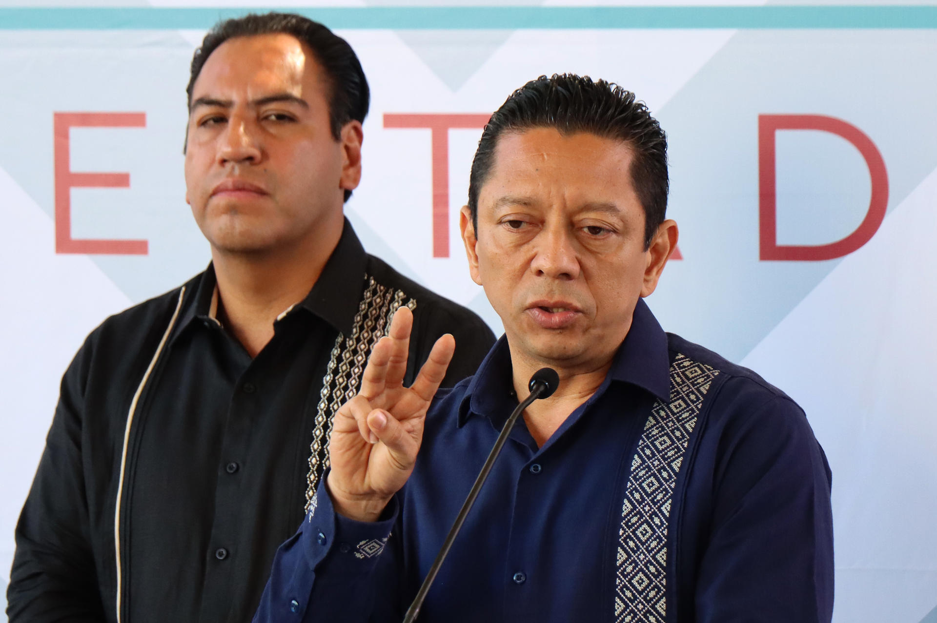 El gobernador de Chiapas, Eduardo Ramírez Aguilar (i) y el fiscal del estado Jorge Luis Llaven Abarca asisten a una rueda de prensa este lunes, en la ciudad de Tuxtla Gutiérrez en Chiapas (México). EFE/ Carlos López
