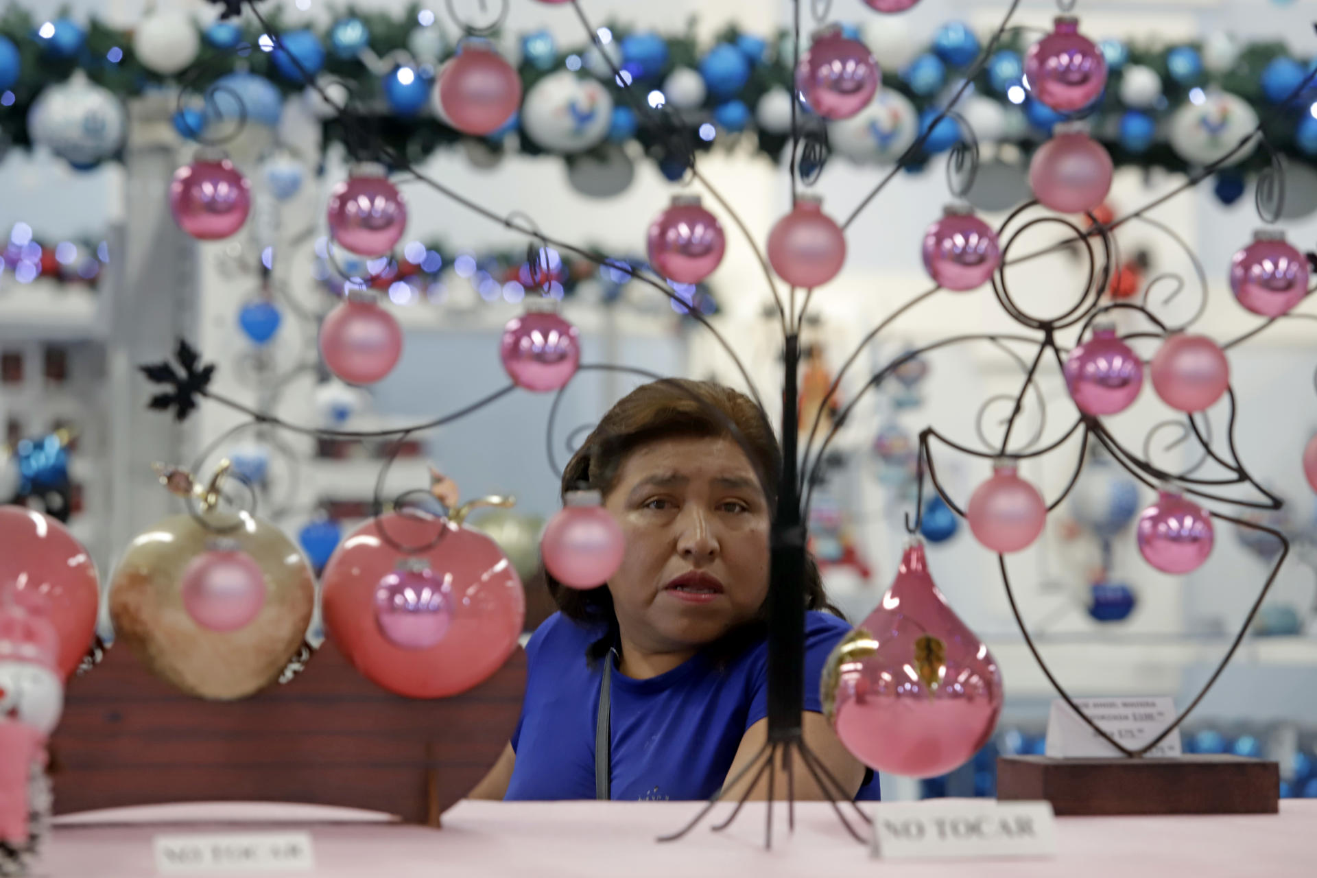 Una mujer observa esferas de vidrio soplado hechas por artesanos mexicanos este martes, en el municipio de Chignahuapan, en el estado de Puebla (México). EFE/ Hilda Ríos
