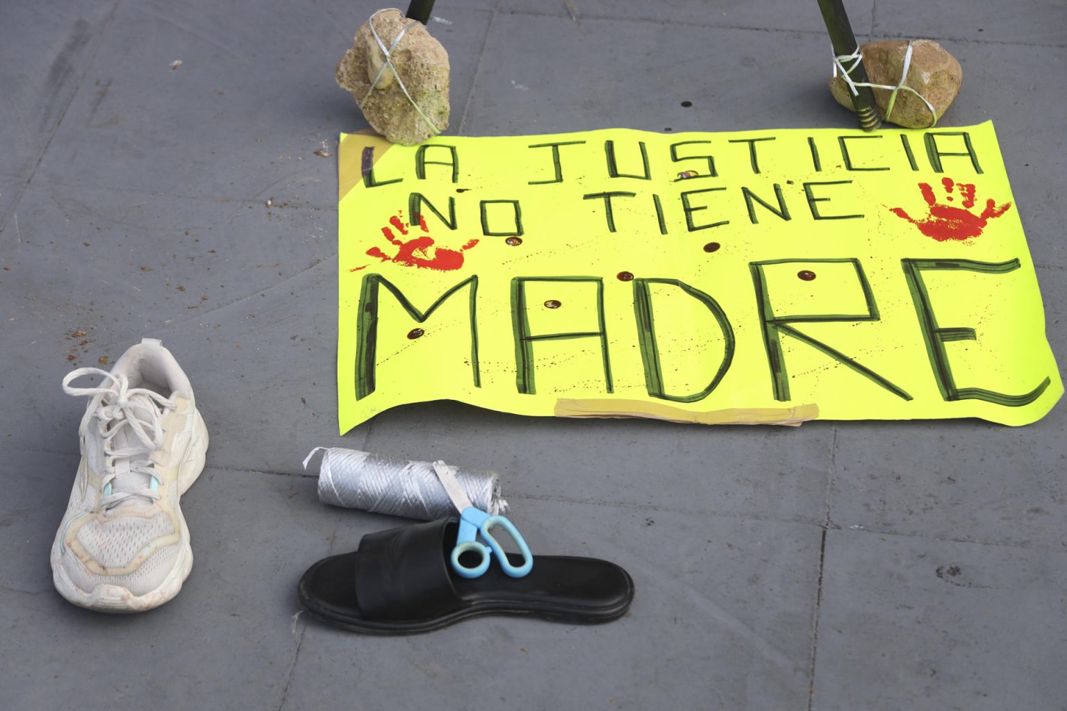 Un grupo de madres buscadoras coloca cartéles, durante una protesta este miércoles frente al Palacio de Gobierno de Chiapas, en la ciudad de Tuxtla Gutiérrez (México). EFE/ Carlos López