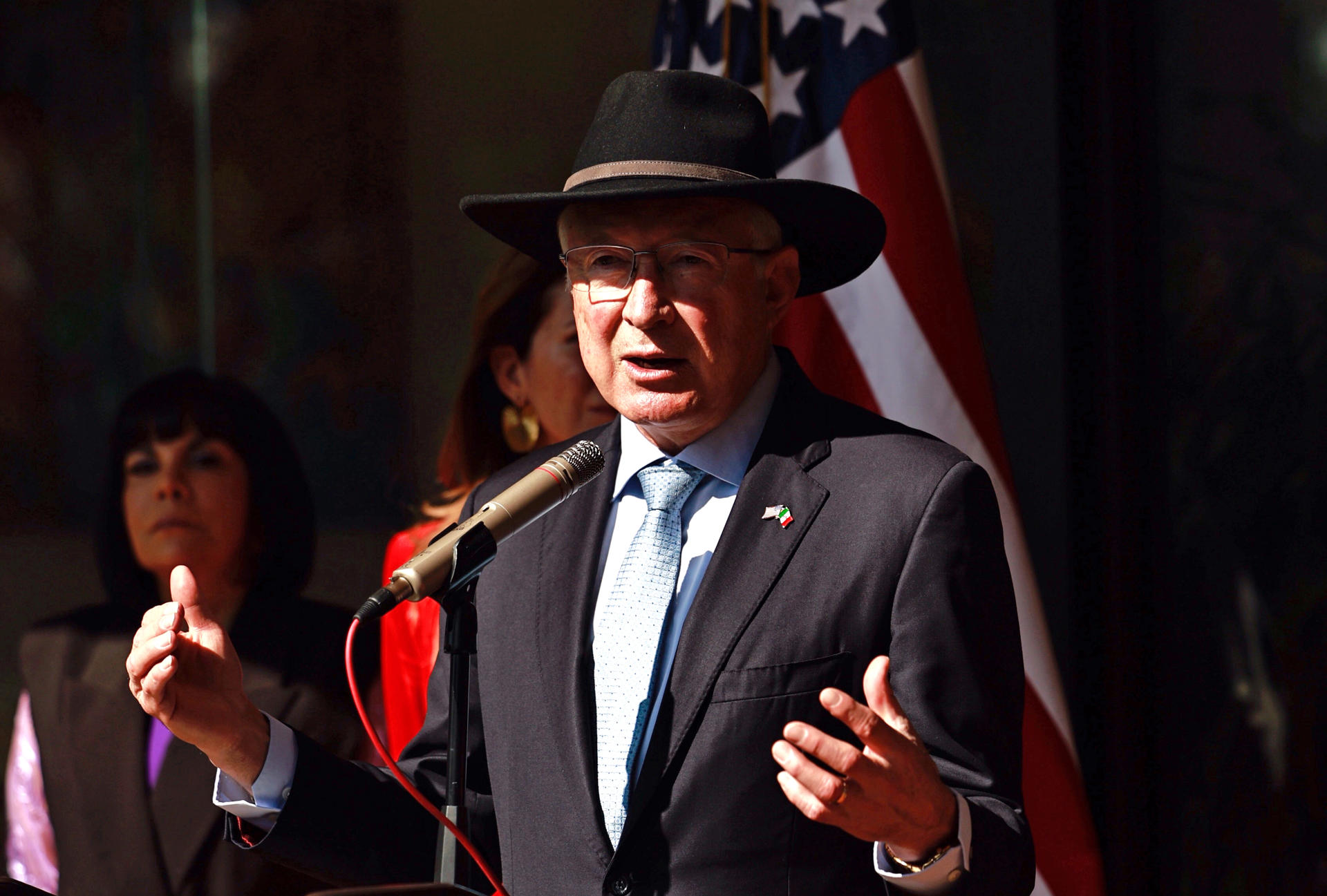 El embajador de Estados Unidos en México, Ken Salazar, participa este martes en una rueda de prensa en Ciudad de México (México). EFE/ Sáshenka Gutiérrez
