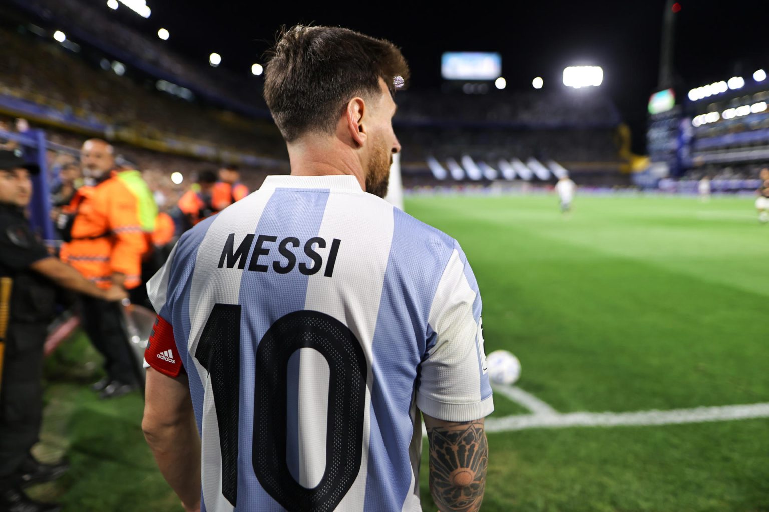 Fotografía de archivo en donde se observa al futbolista argentino Lionel Messi en el estadio La Bombonera, en Buenos Aires (Argentina). EFE/Juan Ignacio Roncoroni