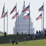 Fotografía de archivo fechada el 21 de junio de 2024 de personas visitando la base del monumento a Washington en el National Mall, con el edificio del Capitolio de los EE. UU. atrás en Washington (EE.UU.). EFE/EPA/MICHAEL REYNOLDS