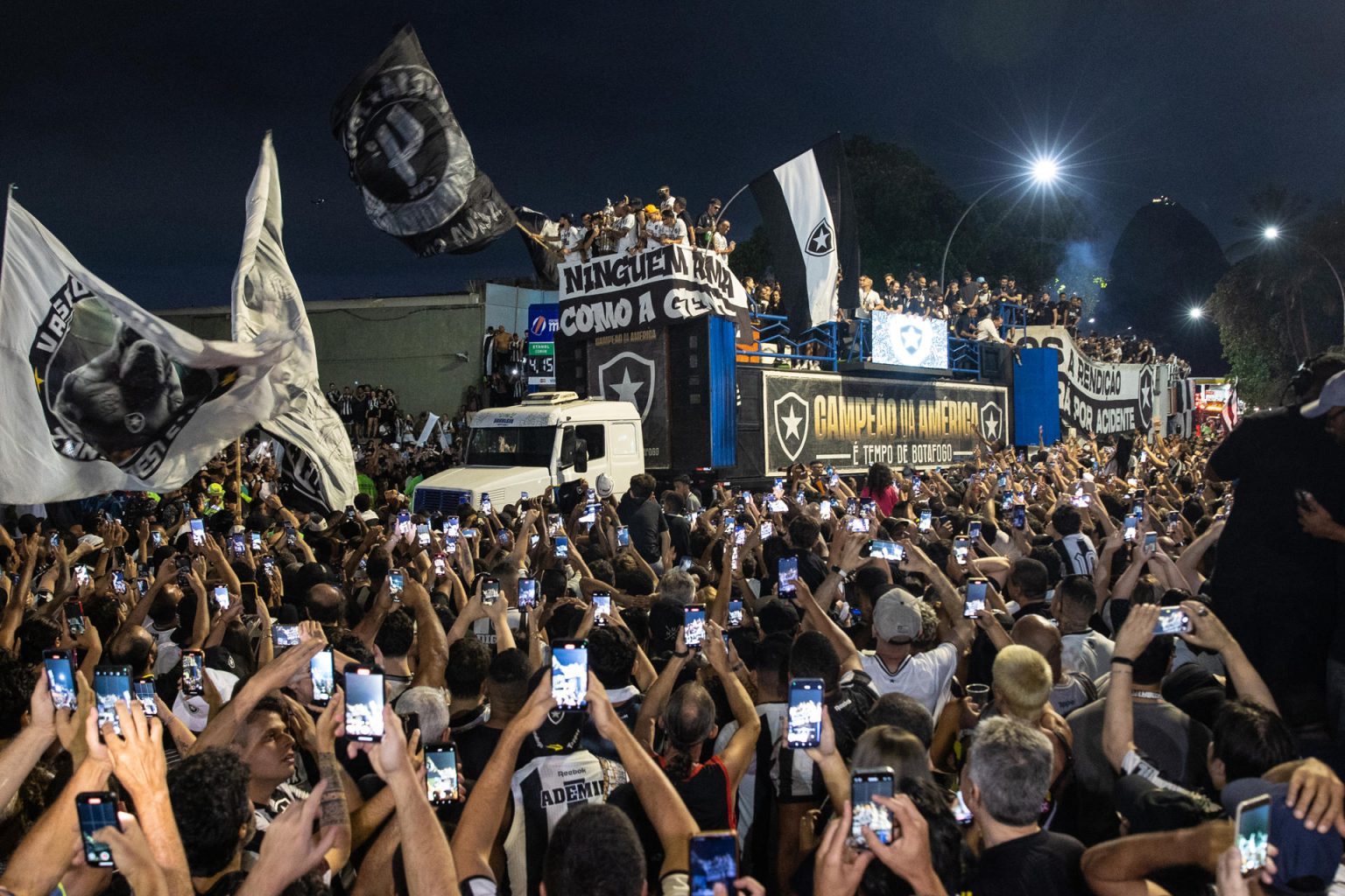 Los jugadores y comité técnico de Botafogo partipan en un desfile para celebrar el triunfo de la Copa Conmebol Libertadores en Río de Janeiro (Brasil). EFE/ André Coelho