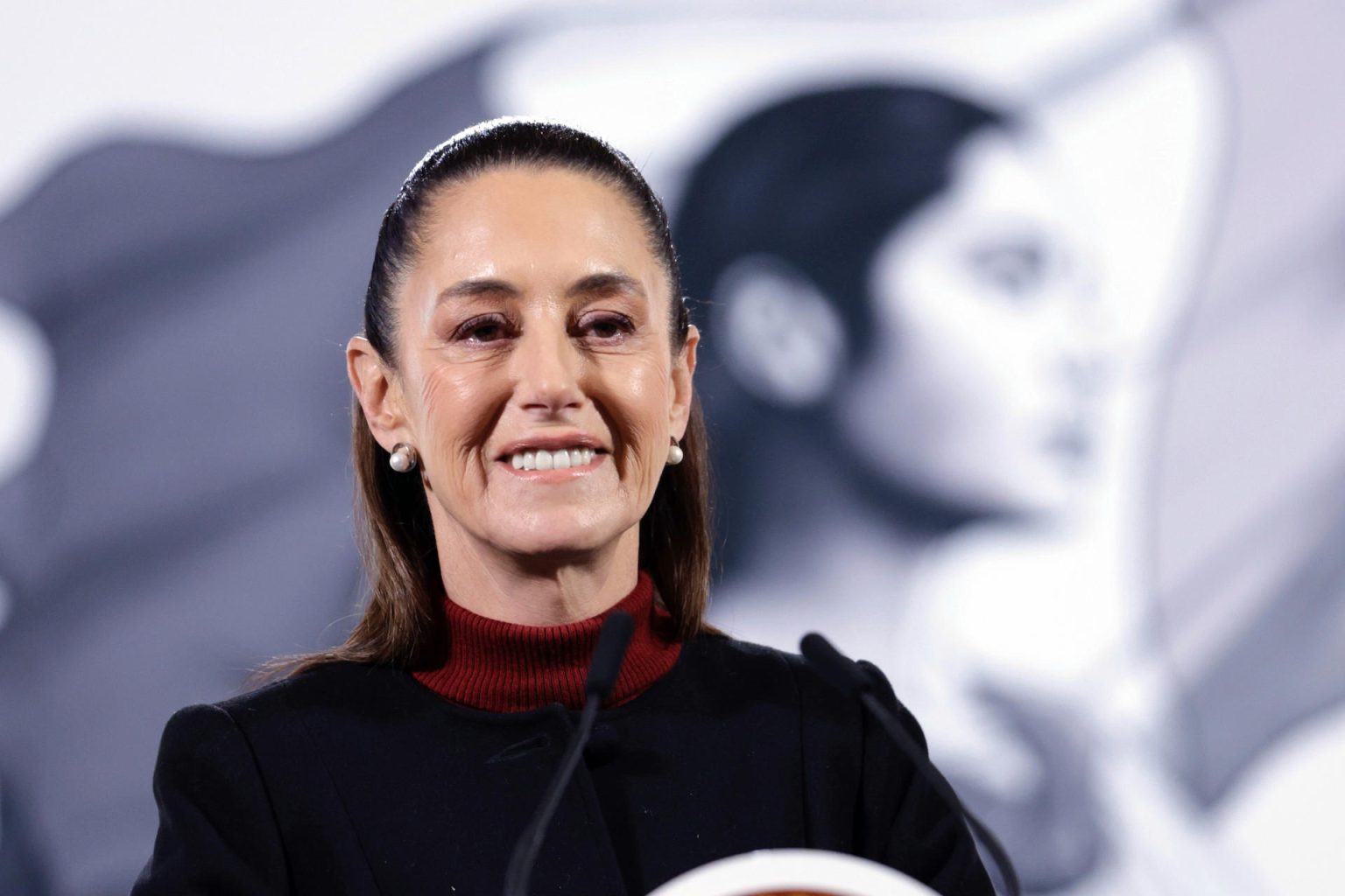 La presidenta de México, Claudia Sheinbaum, participa durante una rueda de prensa este lunes, en el Palacio Nacional de la Ciudad de México (México). EFE/Sáshenka Gutiérrez