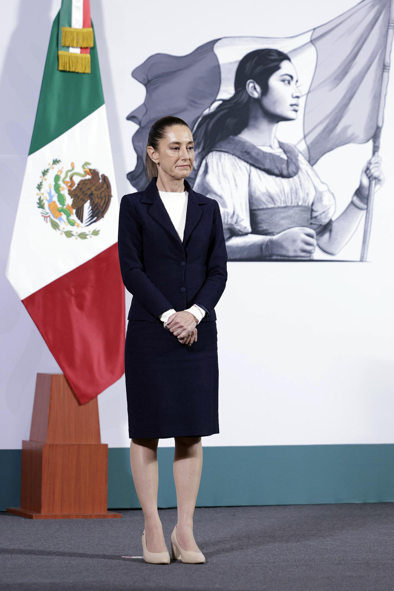 La presidenta de México, Claudia Sheinbaum habla durante una rueda de prensa este lunes, en el Palacio Nacional de la Ciudad de México (México). EFE/ Sáshenka Gutiérrez
