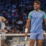 El tenista español Carlos Alcaraz (d) se proclamó este miércoles campeón del torneo de exhibición 'The Garden Cup', en el neoyorquino Madison Square Garden, tras imponerse al estadounidense Ben Shelton por 4-6, 6-2 y 7-4. EFE/ Ángel Colmenares