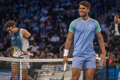 El tenista español Carlos Alcaraz (d) se proclamó este miércoles campeón del torneo de exhibición 'The Garden Cup', en el neoyorquino Madison Square Garden, tras imponerse al estadounidense Ben Shelton por 4-6, 6-2 y 7-4. EFE/ Ángel Colmenares