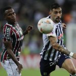 Fotografía de archivo, tomada el pasado 28 de mayo, en la que se registró al defensa argentino Juan Pablo Freytes (d), al actuar para el club peruano de fútbol Alianza Lima, durante un partido de la Copa Libertadores contra Fluminense, en el estadio Maracaná de Río de Janeiro (Brasil). EFE/Andre Coelho