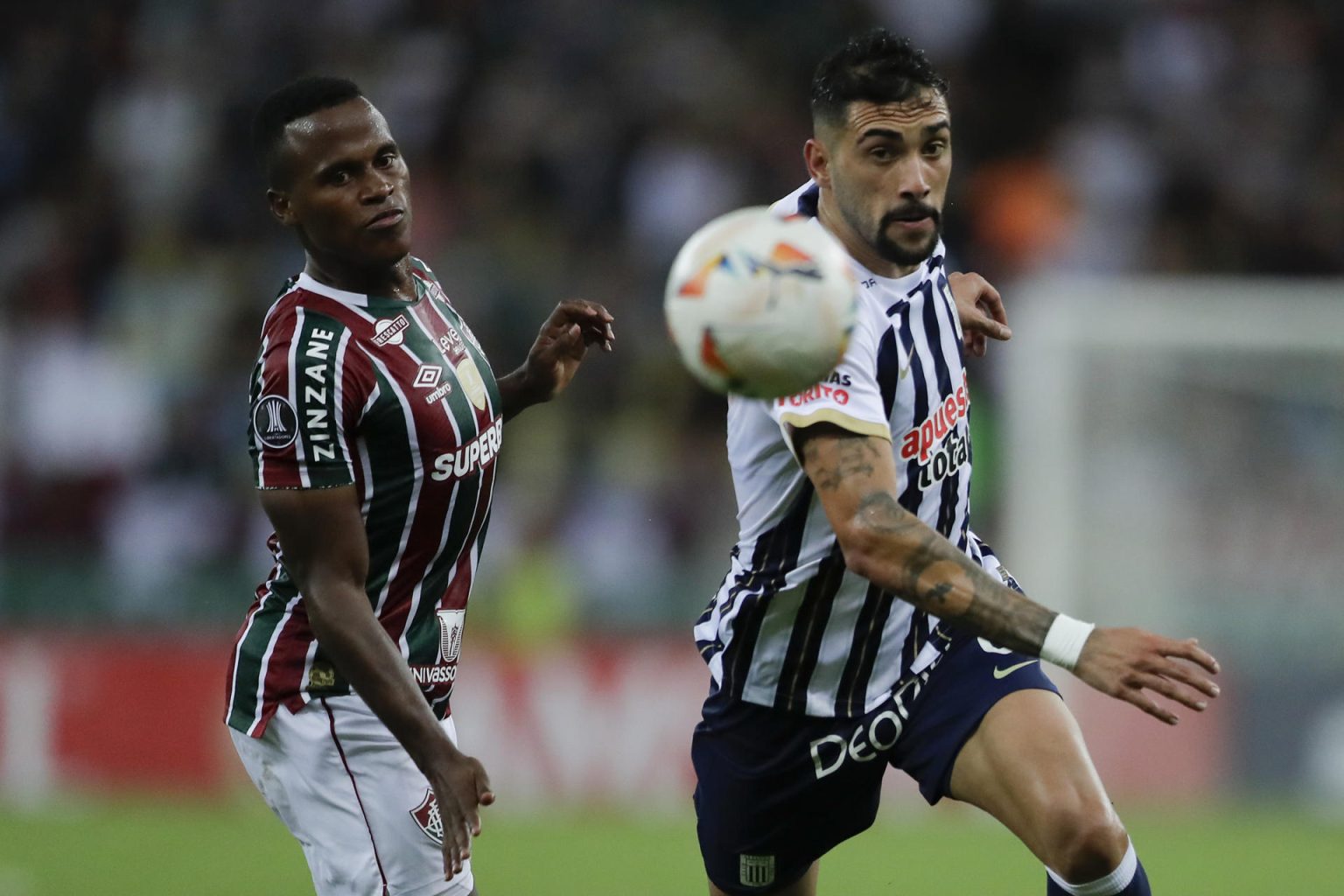 Fotografía de archivo, tomada el pasado 28 de mayo, en la que se registró al defensa argentino Juan Pablo Freytes (d), al actuar para el club peruano de fútbol Alianza Lima, durante un partido de la Copa Libertadores contra Fluminense, en el estadio Maracaná de Río de Janeiro (Brasil). EFE/Andre Coelho