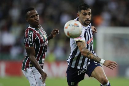 Fotografía de archivo, tomada el pasado 28 de mayo, en la que se registró al defensa argentino Juan Pablo Freytes (d), al actuar para el club peruano de fútbol Alianza Lima, durante un partido de la Copa Libertadores contra Fluminense, en el estadio Maracaná de Río de Janeiro (Brasil). EFE/Andre Coelho