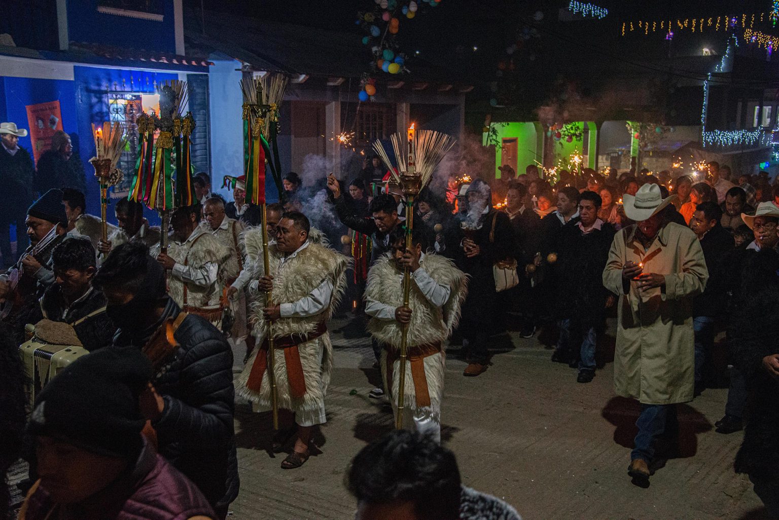 Indígenas tzotziles se preparan este martes para celebrar la navidad, en San Juan Chamula, estado de Chiapas (México). EFE/ Carlos López