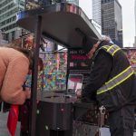 Personas escriben sus deseos para el Año Nuevo en papeletas, este miércoles, en la icónica plaza de Times Square, en Nueva Yor (EE.UU.). EFE/Ángel Colmenares