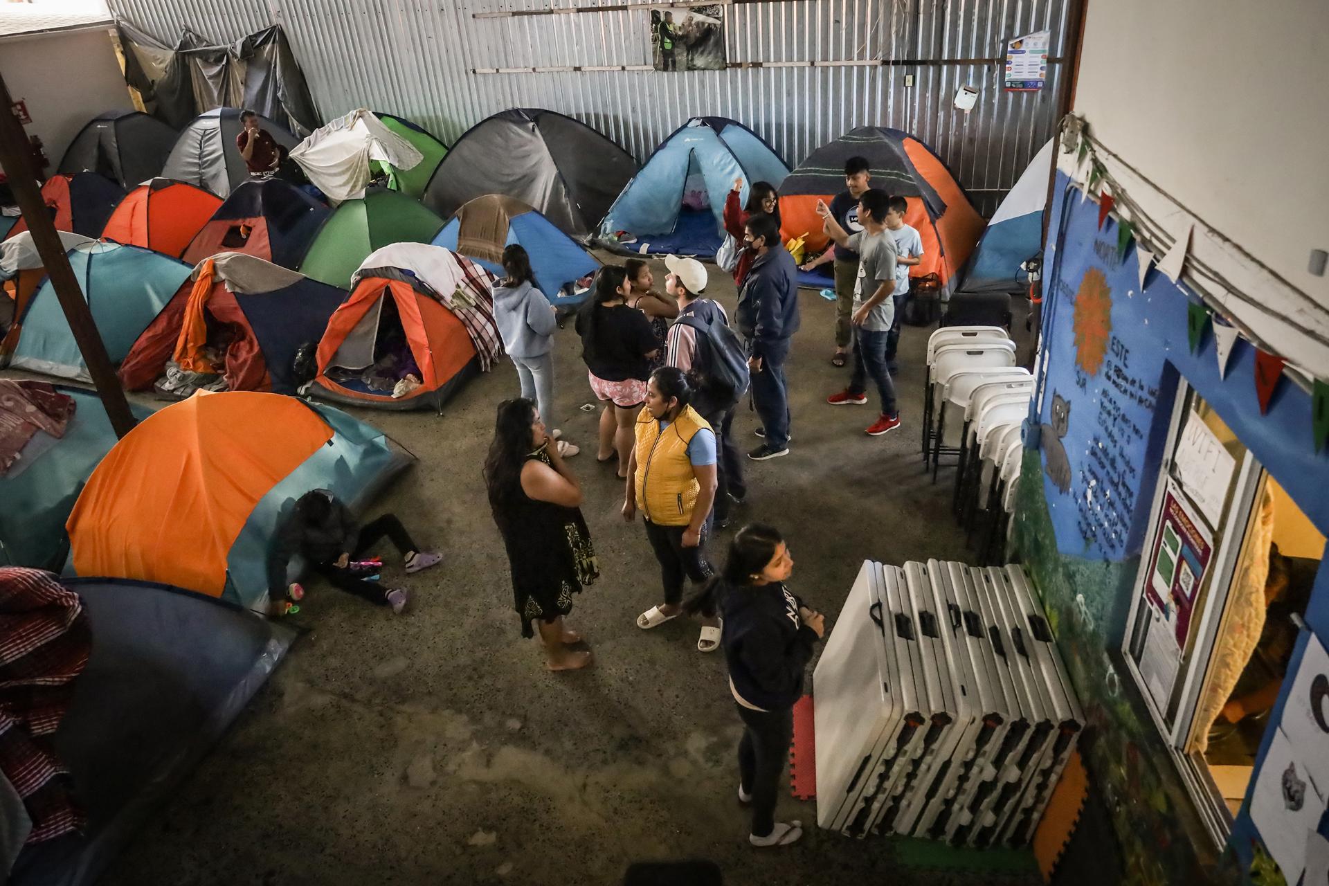 Migrantes descansan este lunes en el albergue Movimiento Juventud 2000 en la ciudad de Tijuana (México). EFE/ Joebeth Terriquez
