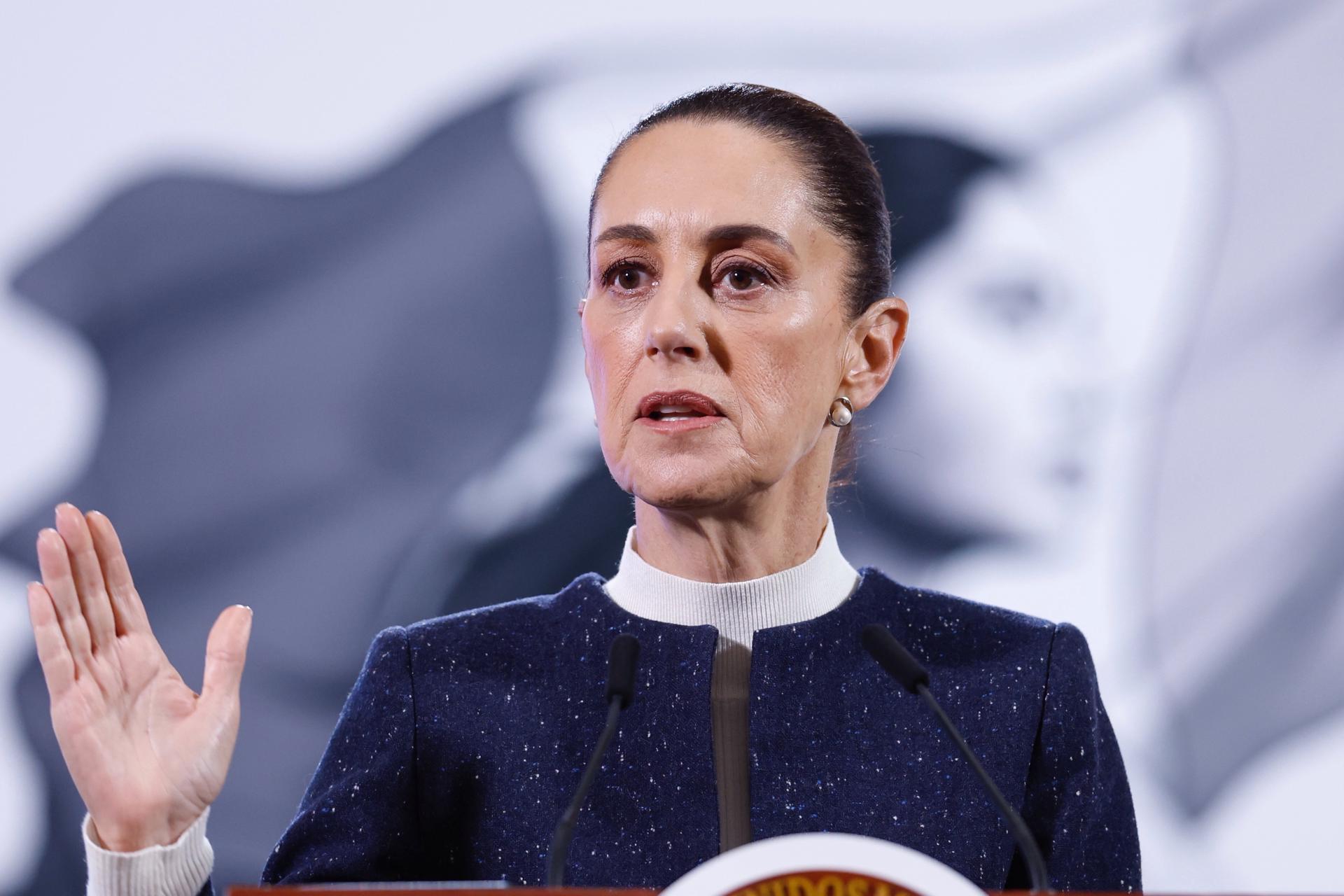 La presidenta de México, Claudia Sheinbaum, habla durante una rueda de prensa este jueves, en Palacio Nacional de la Ciudad de México (México). EFE/Sáshenka Gutiérrez
