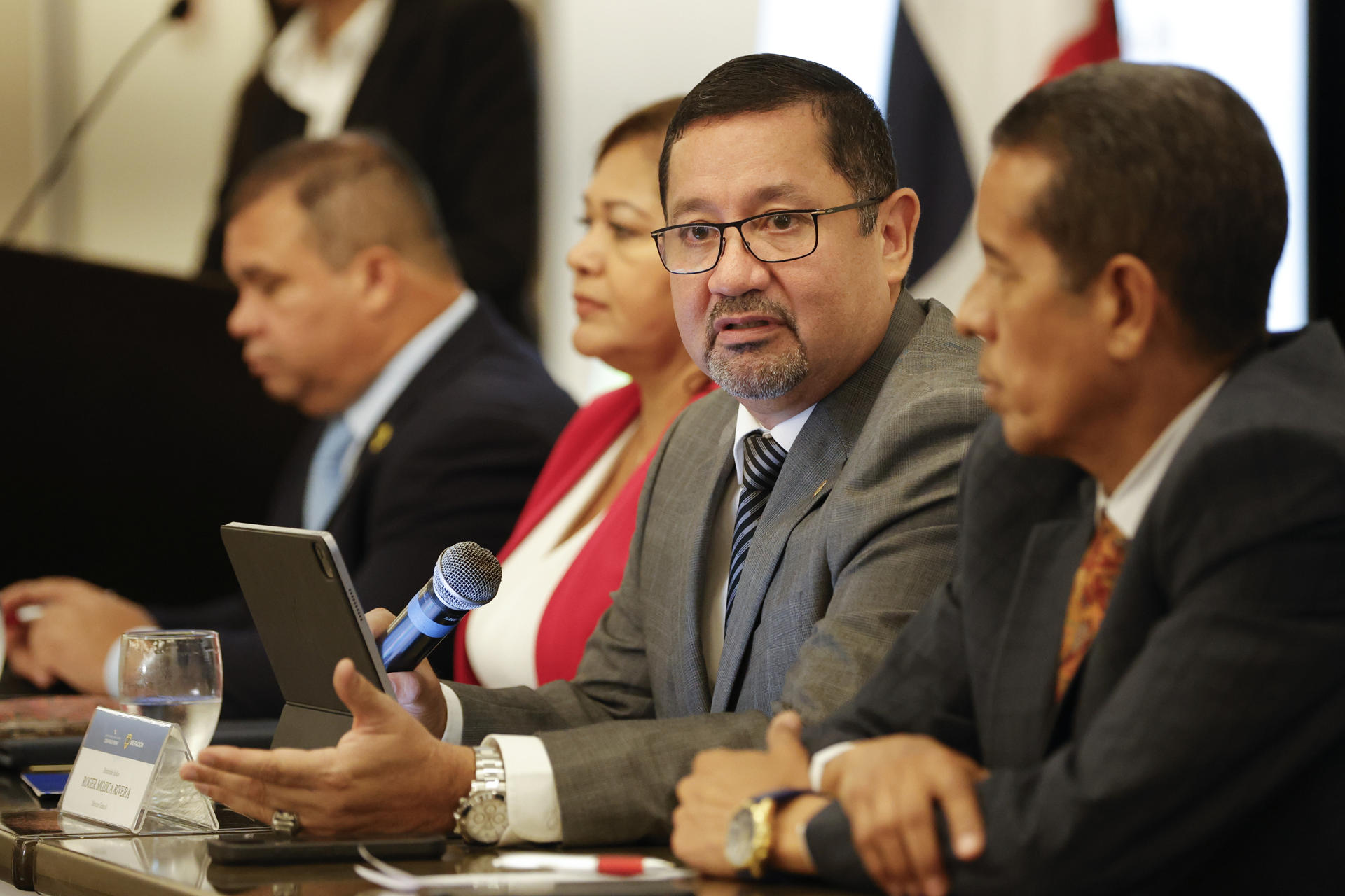 El director general del Servicio Nacional de Migración de Panamá, Roger Mójica Rivera, participa en una reunión este martes, en Ciudad de Panamá (Panamá). EFE/ Bienvenido Velasco
