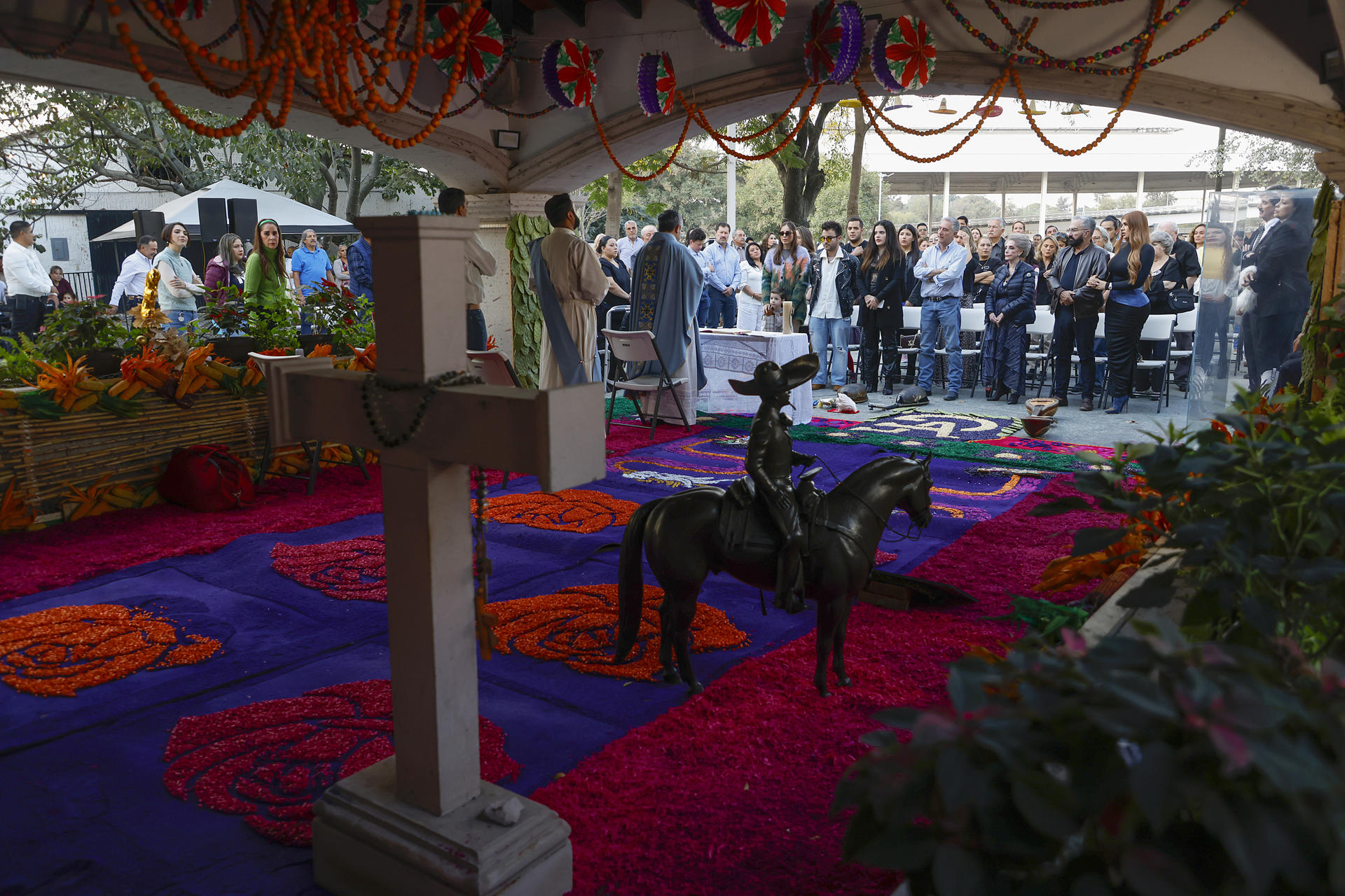 Familiares, amigos y admiradores participan en una misa por el aniversario luctuoso del cantante de música regional mexicana Vicente Fernández este jueves, en el rancho Los Tres Potrillos en Tlajomulco, estado de Jalisco (México). EFE/ Francisco Guasco
