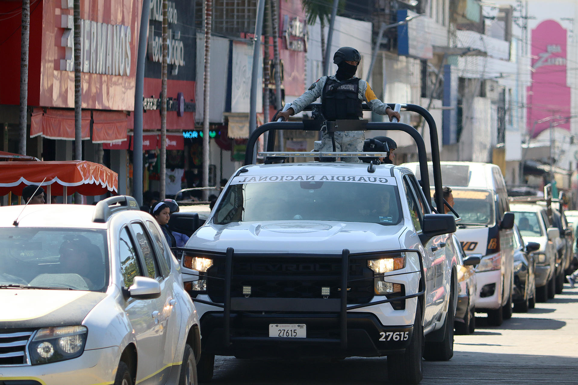 Integrantes de la Guardia Nacional (GN) patrullan este jueves, en el municipio de Tapachula, en Chiapas (México). EFE/ Juan Manuel Blanco
