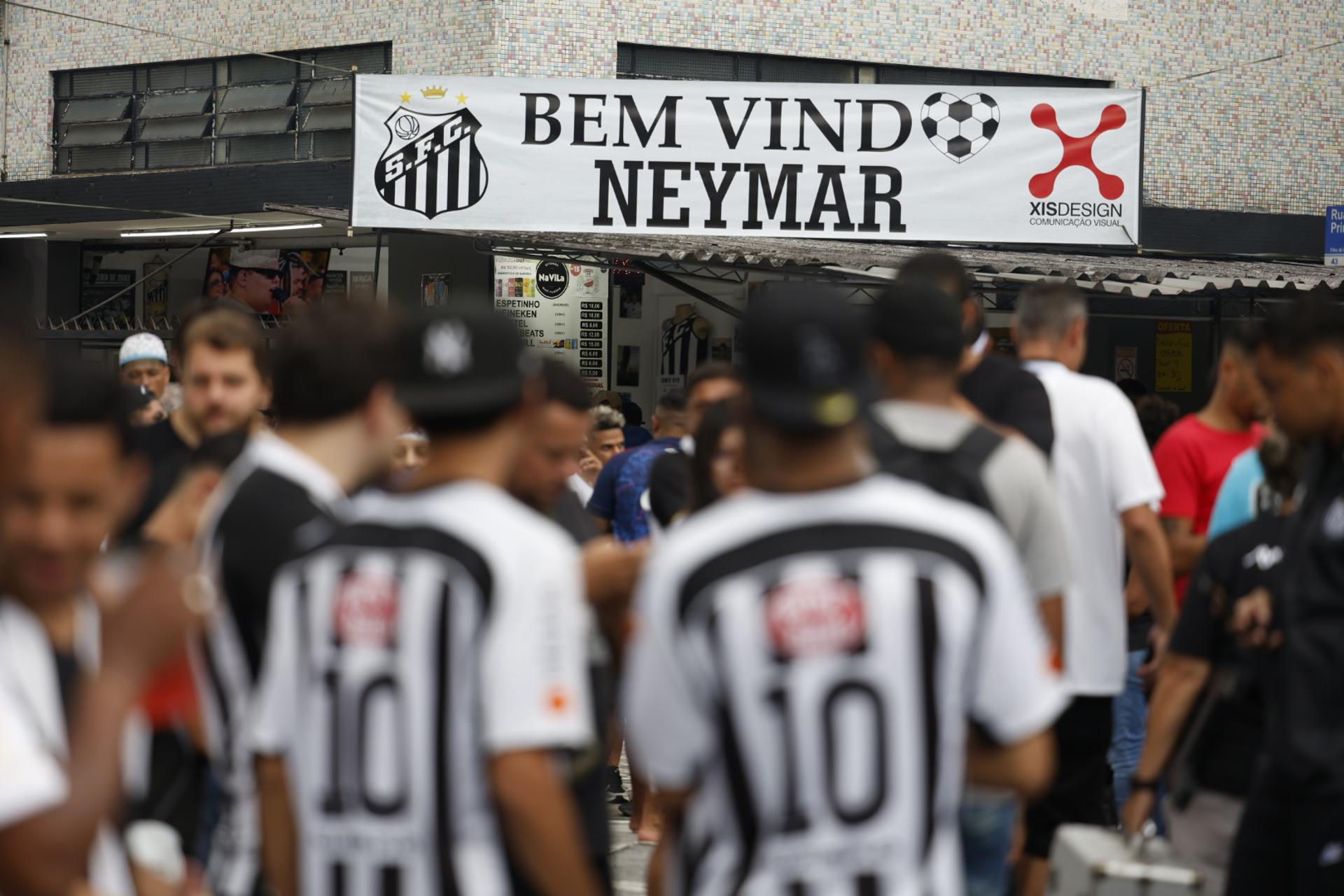 Aficionados del Santos llegan al estadio Vila Belmiro este viernes, donde se realizará la presentación del delantero brasileño Neymar. EFE/ Guilherme Dionizio
