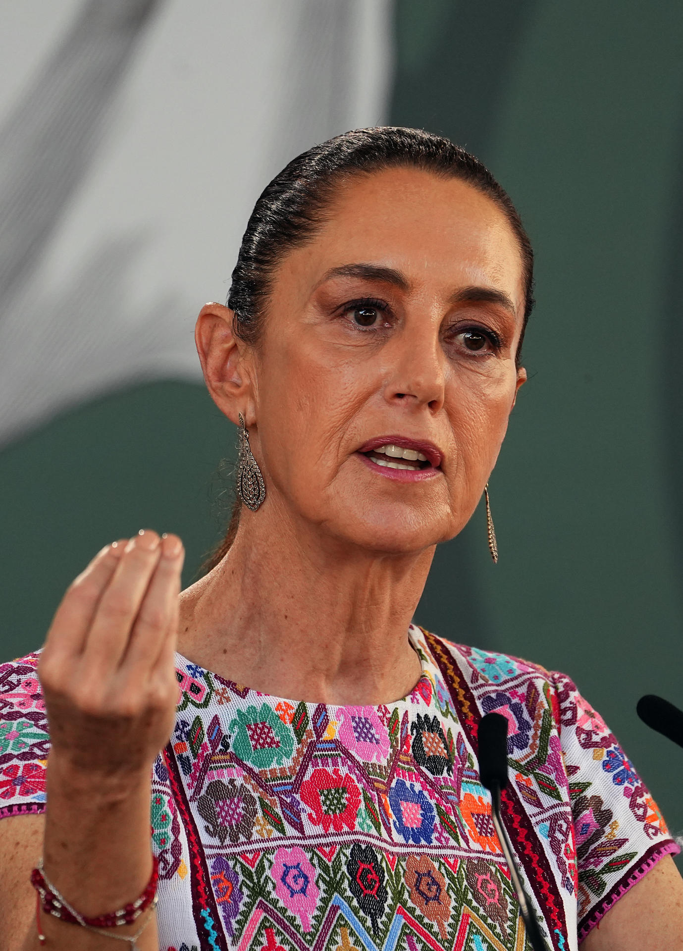 La presidenta de México, Claudia Sheinbaum, habla durante su rueda de prensa diaria este viernes, en Acapulco, estado de Guerrero (México). EFE/ David Guzmán.
