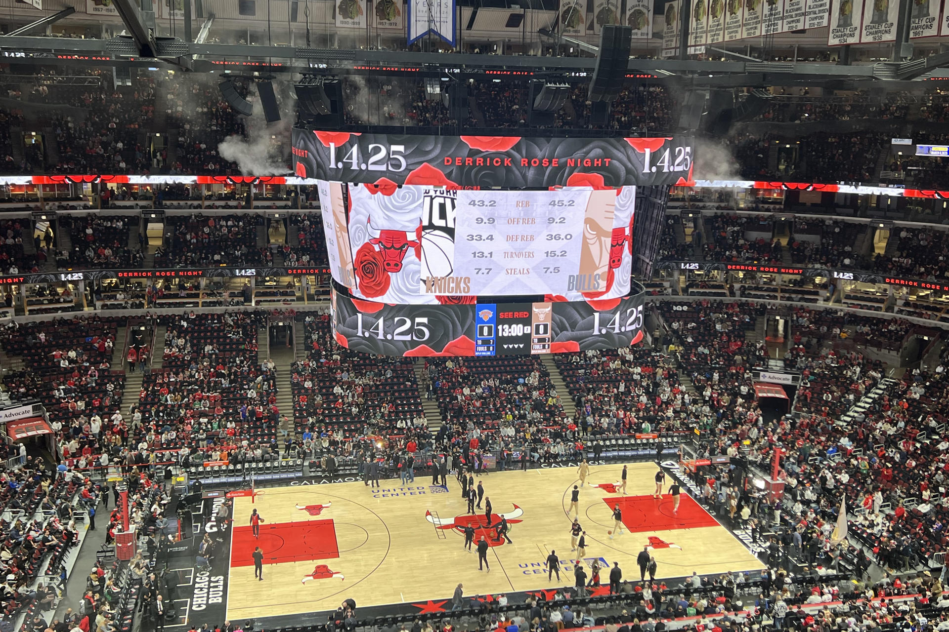 Fotografía del United Center de Chicago tomada este sábado durante el homenaje promovido por Chicago Bulls a Derrick Rose, elegido como número uno absoluto en el draft de 2008, MVP en 2011 y uno de los mejores jugadores de la historia de la franquicia. EFE/ Andrea Montolivo
