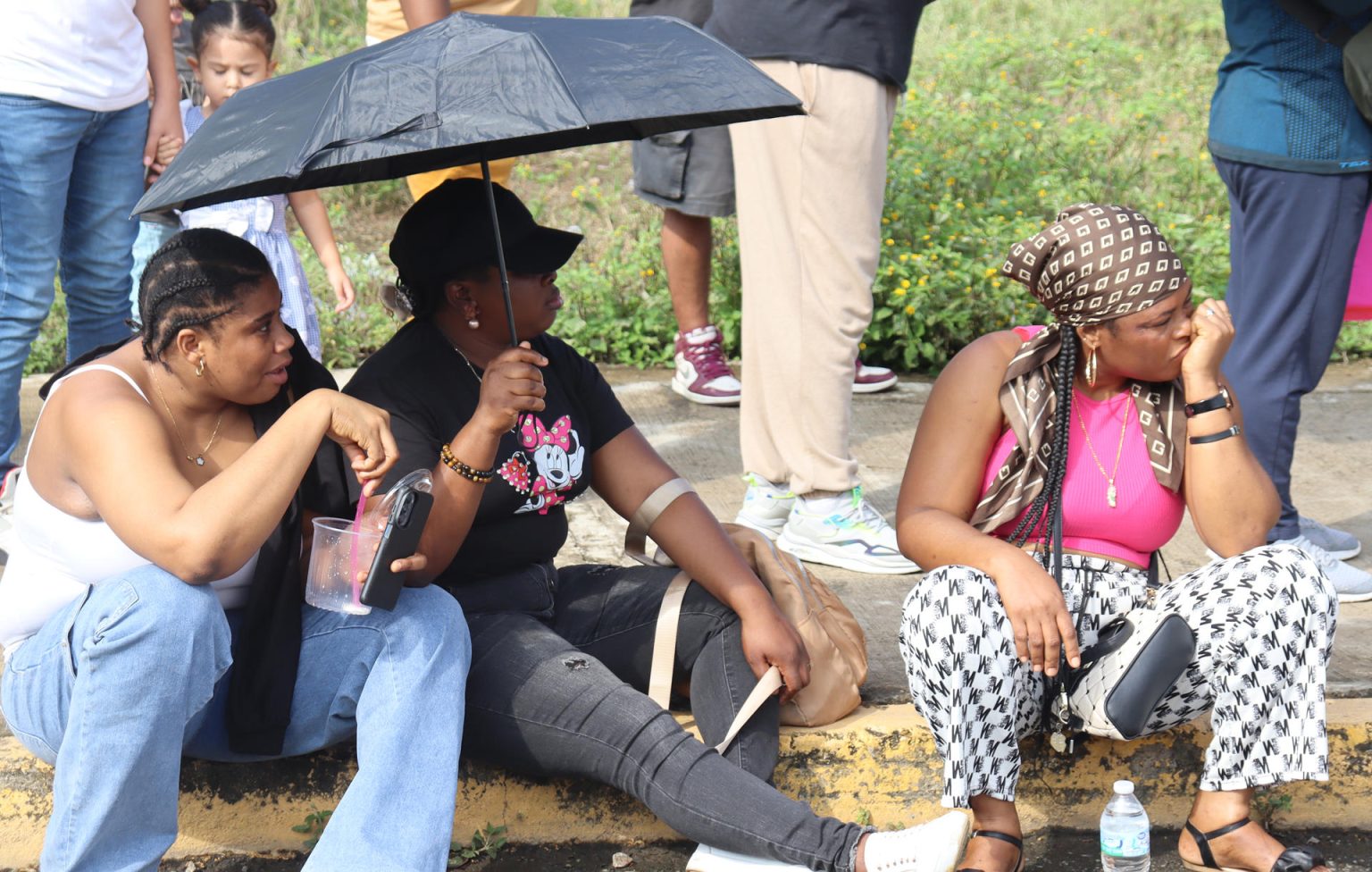 Migrantes hacen fila en una estación migratoria este viernes, en el municipio de Tapachula en el estado de Chiapas (México). EFE/ Juan Manuel Blanco