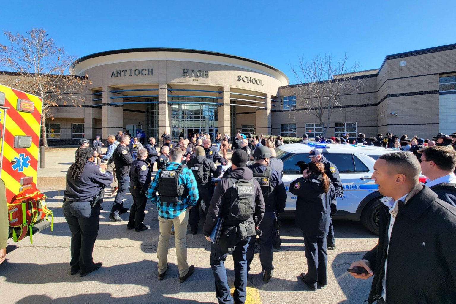 Fotografía tomada de la cuenta en X de la Policía Metropolitana de Nashville de agentes en la escuela secundaria Antioch donde se produjo un tiroteo este miércoles, en Nashville (EE.UU.). EFE/ Policía Metropolitana De Nashville / SOLO USO EDITORIAL/ SOLO DISPONIBLE PARA ILUSTRAR LA NOTICIA QUE ACOMPAÑA (CRÉDITO OBLIGATORIO)