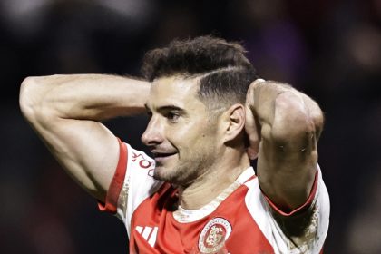 Fotografía tomada en 2024 al delantero argentino Lucas Alario como jugador del Internacional brasileño, club que ha dejado para fichar por Estudiantes de La Plata, según anunció este jueves el club presidido por el exfutbolista Sebastián Verón. EFE/ Isaac Fontana